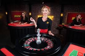 bolabagus33.com live roulette betting interface showing table layout and live dealer chat